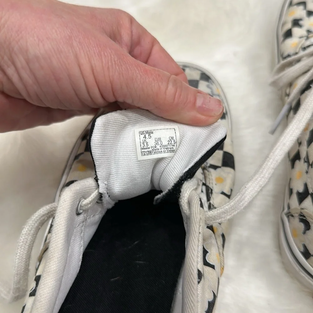Vans black/white checkered w/daisies missy 4.5